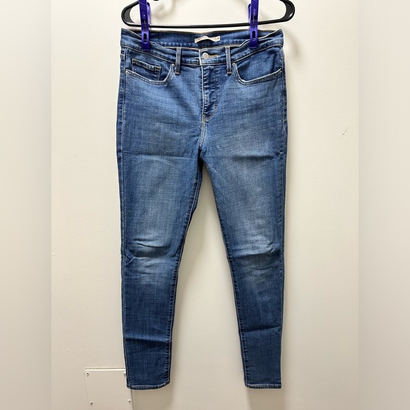 Women’s Levis jeans - Picture 1 of 3